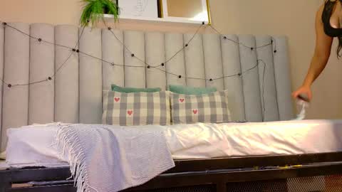 RIRI  online show from February 2, 7:54 pm