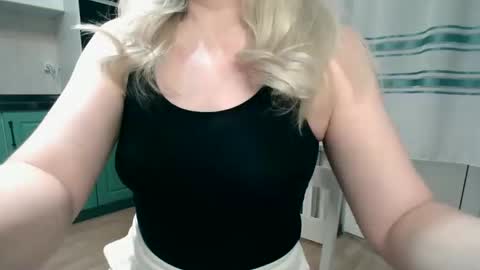 Snapshot of ritarita111 chatting on December 8, 5:33 pm Rita online show from December 8, 5:33 pm