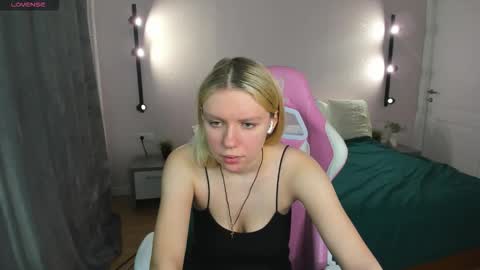 river_stoynee online show from October 6, 1:45 am