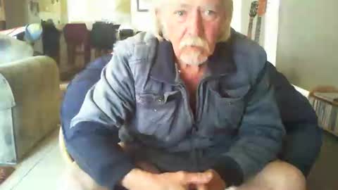 Snapshot of riverratggg chatting on December 26, 6:19 am riveratggg online show from December 26, 6:19 am