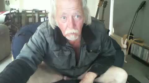 Snapshot of riverratggg chatting on February 5, 6:45 am riveratggg online show from February 5, 6:45 am