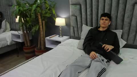 Roan Birkin online show from February 18, 1:32 am