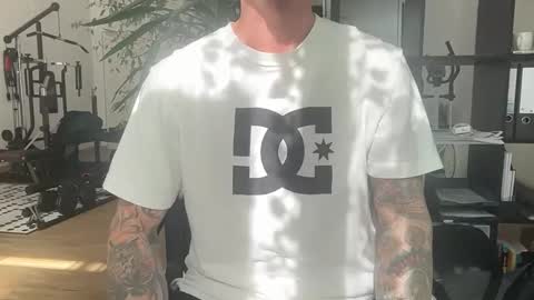 robert_x666 online show from May 14, 2:15 pm