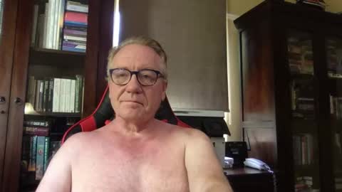 Snapshot of roberttherabbit chatting on December 7, 8:05 am RobertTheRabbit online show from December 7, 8:05 am