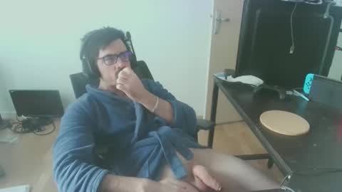 Snapshot of romainb72 chatting on February 18, 3:52 pm romainb72 online show from February 18, 3:52 pm