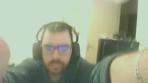 Snapshot of romainb72 chatting on March 6, 7:10 pm romainb72 online show from March 6, 7:10 pm