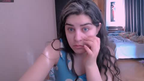 Snapshot of roselina_ chatting on March 6, 6:30 am Rose online show from March 6, 6:30 am
