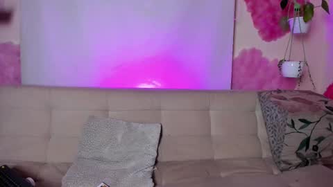 Snapshot of roselinedior chatting on February 17, 5:55 pm Lyla OF roselinedior online show from February 17, 5:55 pm