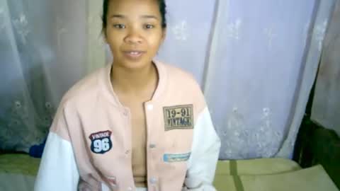 Snapshot of roxanne_98 chatting on January 22, 3:20 am roxanne_98 online show from January 22, 3:20 am