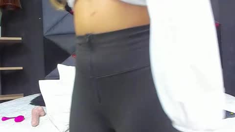 Snapshot of roxanne_evan chatting on September 9, 1:16 am roxanne_evan online show from September 9, 1:16 am