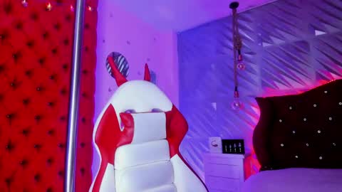 roxanne_han online show from May 19, 12:01 pm