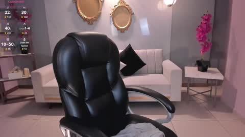 Snapshot of roxannehill_ chatting on February 12, 2:03 am Roxanne Hill online show from February 12, 2:03 am