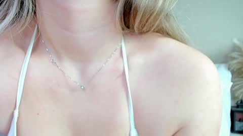 Snapshot of roxxana227 chatting on March 4, 7:32 pm Rox online show from March 4, 7:32 pm