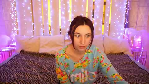 Snapshot of roxy_rayy chatting on February 19, 6:00 am roxy_rayy online show from February 19, 6:00 am