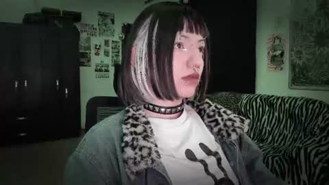 Roxy Independient model Help me to reach 50 thumbs up online show from June 18, 1:00 am