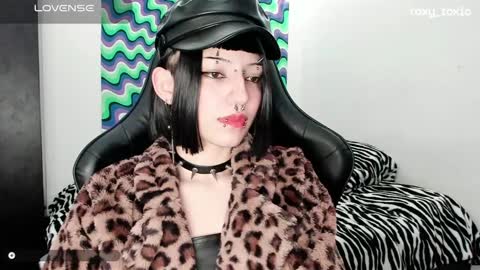 Snapshot of roxy_toxic chatting on January 29, 2:30 am Roxy Independient model Help me to reach 50 thumbs up online show from January 29, 2:30 am