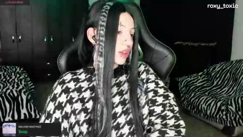 Snapshot of roxy_toxic chatting on September 20, 2:58 am Roxy Independient model Help me to reach 50 thumbs up online show from September 20, 2:58 am