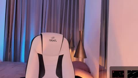 Snapshot of roxy_wet chatting on March 6, 4:38 pm Roxy follow me online show from March 6, 4:38 pm