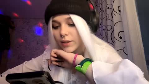 Roxy online show from December 3, 1:56 pm