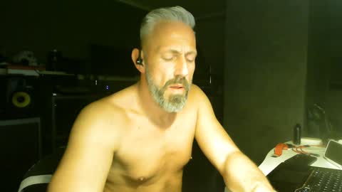 Snapshot of ruffi77 chatting on February 7, 12:20 am Chico que rico Caliente online show from February 7, 12:20 am