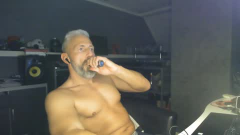 Snapshot of ruffi77 chatting on February 2, 10:56 am Chico que rico Caliente online show from February 2, 10:56 am