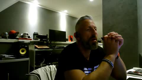 Snapshot of ruffi77 chatting on February 16, 4:10 pm Chico que rico Caliente online show from February 16, 4:10 pm