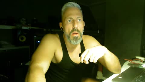 Snapshot of ruffi77 chatting on March 8, 5:28 am Chico que rico Caliente online show from March 8, 5:28 am