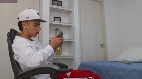  R U S S E L L  online show from December 17, 10:11 am