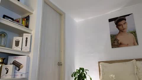  R U S S E L L  online show from March 31, 11:49 pm