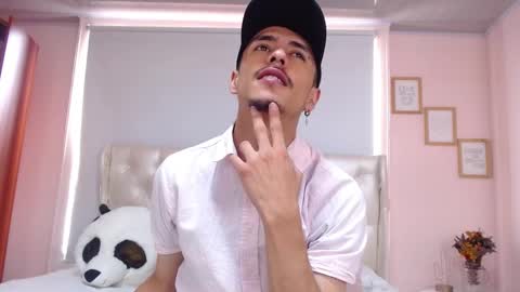 Snapshot of ryan_maxy chatting on February 5, 1:44 pm ryan online show from February 5, 1:44 pm