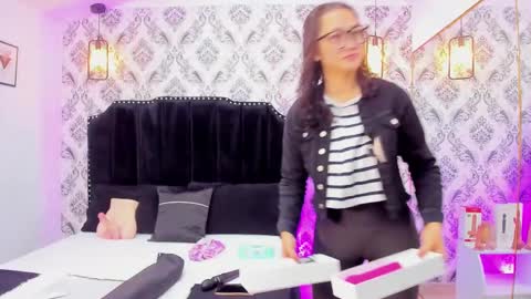 Snapshot of saara_brown chatting on February 22, 12:18 pm Saara Brown online show from February 22, 12:18 pm