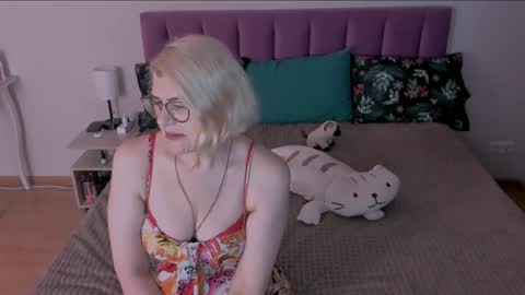 Snapshot of sabrinamacmarren chatting on February 7, 4:35 pm Sabrina MacMarren online show from February 7, 4:35 pm