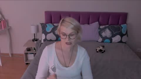 Snapshot of sabrinamacmarren chatting on February 22, 6:41 pm Sabrina MacMarren online show from February 22, 6:41 pm