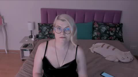 Snapshot of sabrinamacmarren chatting on February 13, 7:52 pm Sabrina MacMarren online show from February 13, 7:52 pm