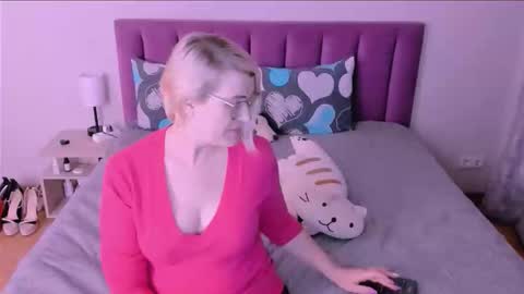 Snapshot of sabrinamacmarren chatting on September 9, 6:08 pm Sabrina MacMarren online show from September 9, 6:08 pm