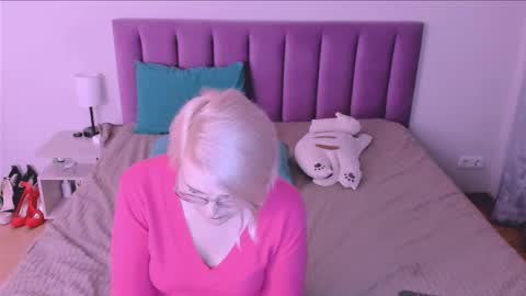 Snapshot of sabrinamacmarren chatting on September 15, 6:31 pm Sabrina MacMarren online show from September 15, 6:31 pm