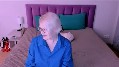 Snapshot of sabrinamacmarren chatting on September 17, 6:44 pm Sabrina MacMarren online show from September 17, 6:44 pm