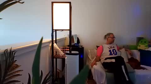 Snapshot of salis1981 chatting on March 6, 1:27 am salis1981 online show from March 6, 1:27 am