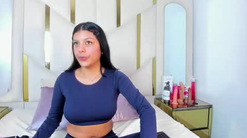 salmaportman_ online show from January 13, 4:04 pm