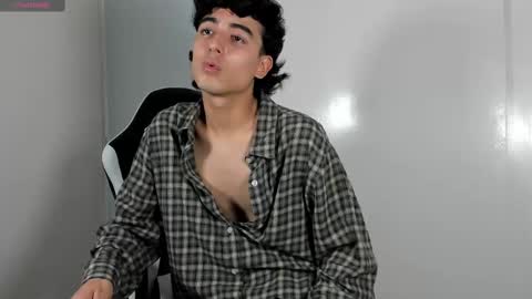 Snapshot of salvatore_montt chatting on March 2, 12:53 am salvatore_montt online show from March 2, 12:53 am