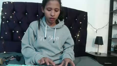 Snapshot of samantha_fox_squirt chatting on December 20, 8:06 am lizzy online show from December 20, 8:06 am