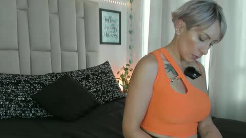 Snapshot of samanthaxmami chatting on February 8, 10:08 pm Samixmami online show from February 8, 10:08 pm