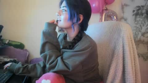   online show from December 5, 8:02 am