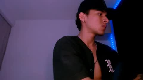 Snapshot of samuel_suarez chatting on February 19, 1:40 am online show from February 19, 1:40 am