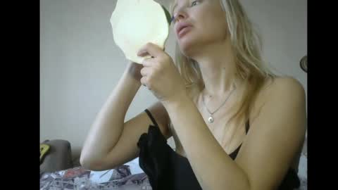 Snapshot of sandraglamour chatting on March 12, 10:16 am Sandra online show from March 12, 10:16 am