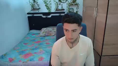 santi_ss online show from August 8, 5:01 pm