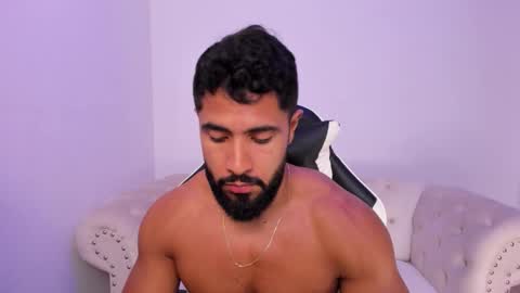 santiago_huntt online show from February 3, 9:30 pm