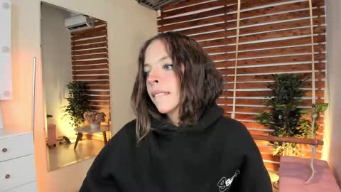 Snapshot of sapphire_venus chatting on February 25, 11:37 pm Valerin online show from February 25, 11:37 pm