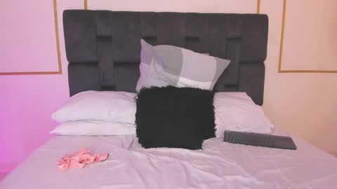 sara__jones_ online show from March 7, 9:59 pm