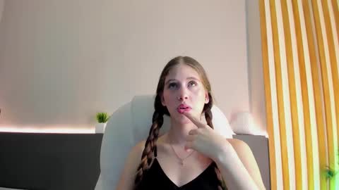 sara__jones_ online show from February 19, 7:37 pm